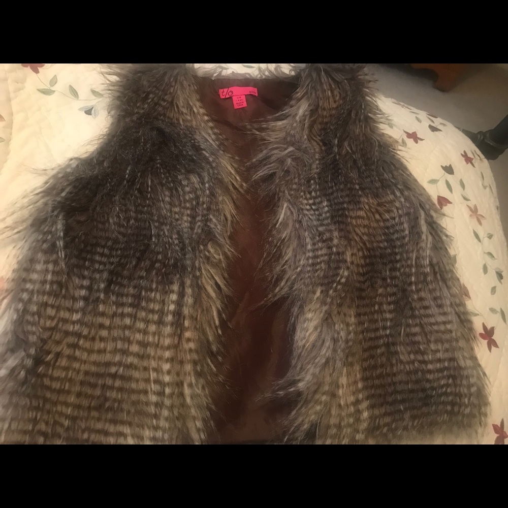 Faux fur girls size7/8 vest.